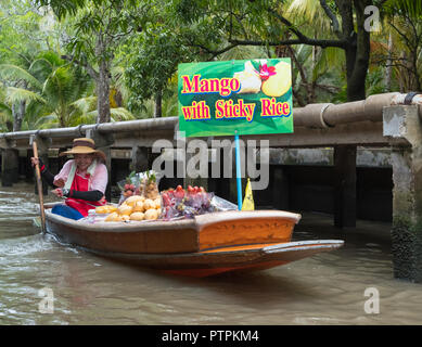 Signora vendita di mango con riso appiccicoso, Lao Tak Lak Mercato Galleggiante di Damnoen Saduak, Thailandia Foto Stock