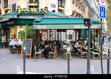 Paris Saint Germain è un tipico caffè parigino situato in boulevard Saint Germain a Parigi, Francia. Foto Stock