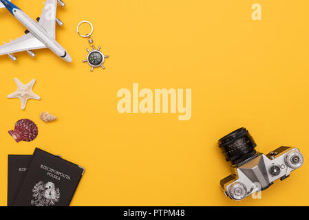 Estate accessori da viaggio su sfondo giallo. Pianificazione del viaggio top view concept Foto Stock