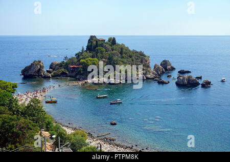 Isola Bella, bella minuscola isola e uno dei monumenti di Taormina, Sicilia, Italia Foto Stock
