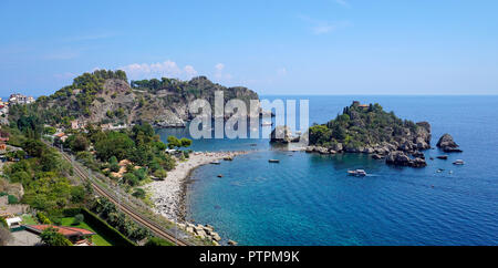 Isola Bella, bella minuscola isola e uno dei monumenti di Taormina, Sicilia, Italia Foto Stock