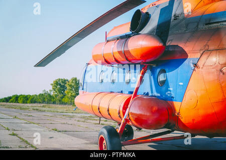 Vecchio elicottero sovietico in aeroporto Foto Stock