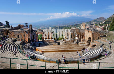 L'antico teatro greco-romano di Taormina, Sicilia, Italia Foto Stock