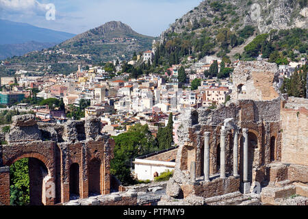 L'antico teatro greco-romano di Taormina, Sicilia, Italia Foto Stock