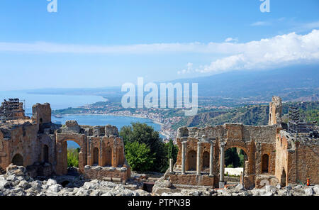 L'antico teatro greco-romano di Taormina, Sicilia, Italia Foto Stock