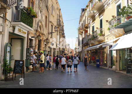 Corso Umberto I, la strada principale e la zona dello shopping del centro storico di Taormina, Sicilia, Italia Foto Stock