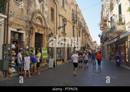 Corso Umberto I, la strada principale e la zona dello shopping del centro storico di Taormina, Sicilia, Italia Foto Stock