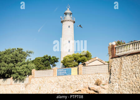 Vista del Vilanova i la Geltru faro dalla spiaggia playa del Faro. Barcellona. La Catalogna Foto Stock