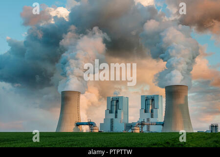 Impressione della Coal Fired power plant Tagebau Hambach, un grande open-pit miniera di carbone in Niederzier e Elsdorf (Renania Settentrionale Vestfalia), azionato da R Foto Stock