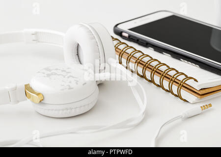 Cuffie con smartphone sul notebook per il concetto di podcast Foto Stock