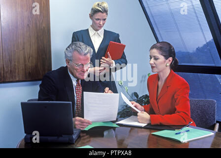 1995 storico ufficio caucasica lavoratori nella piccola sala riunioni SALE RIUNIONI Foto Stock