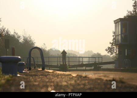 Un fotografo di scattare le foto sul Leeds a Liverpool canal a Woodlesford serratura durante la fase di sunrise Foto Stock