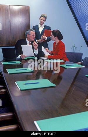 1995 storico ufficio caucasica lavoratori nella piccola sala riunioni SALE RIUNIONI Foto Stock