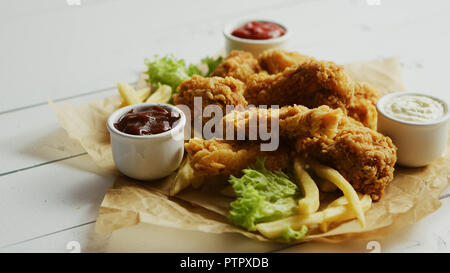 Sughi freschi nei pressi di alette di pollo fritte Foto Stock