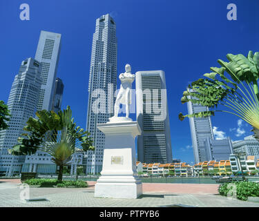 Storico 1996 Sir Thomas Raffles statua River Walk Raffles Landing Site Marina District skyline di Singapore Foto Stock