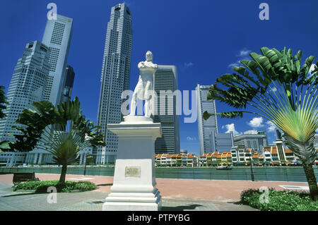 Storico 1996 Sir Thomas Raffles statua River Walk Raffles Landing Site Marina District skyline di Singapore Foto Stock