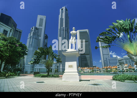 Storico 1996 Sir Thomas Raffles statua River Walk Raffles Landing Site Marina District skyline di Singapore Foto Stock