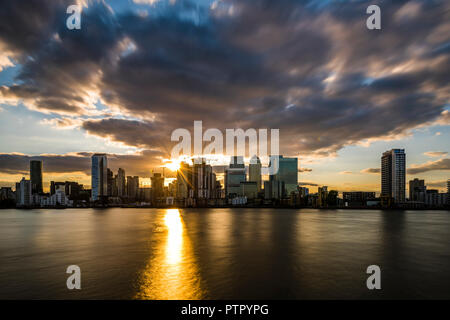 Tramonto sul Tamigi e sul Canary Wharf London Docklands di Londra, Regno Unito Foto Stock