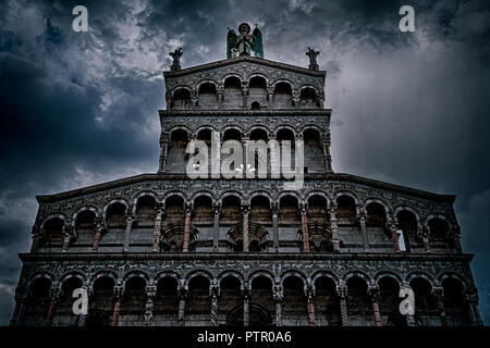 Vista scuro di San Michele in Foro, Lucca Foto Stock