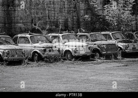 Fiat 500 lasciato parcheggiato in toscana Foto Stock