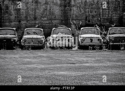 Fiat 500 lasciato parcheggiato in toscana Foto Stock