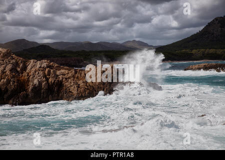 Tempesta onde di Cala Agulla Europa spagna costa vicino a Cala Rajada, forte tempesta con alta si gonfiano Foto Stock