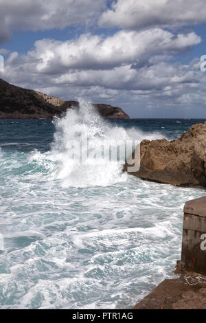 Tempesta onde di Cala Agulla Europa spagna costa vicino a Cala Rajada, forte tempesta con alta si gonfiano Foto Stock