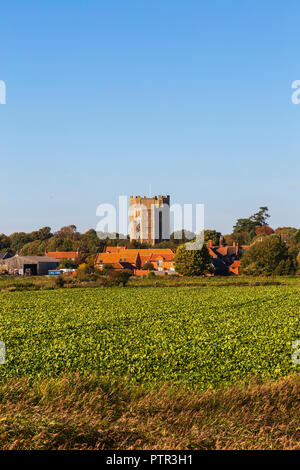 Orford Castello nel Suffolk visto dal Riverside attraverso i campi su un limpido ottobre pomeriggio Foto Stock