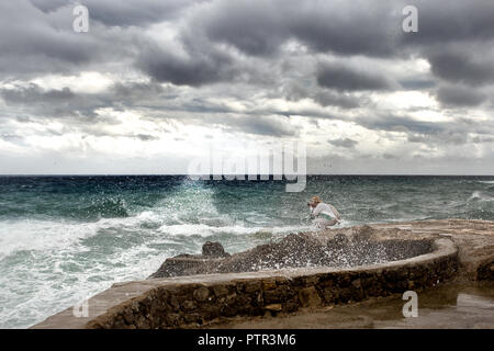 Europa Spagna Mallorca - una forte tempesta in oriente, di onde alte che ha colpito le coste, fotografo fotografie il forte temporale Foto Stock
