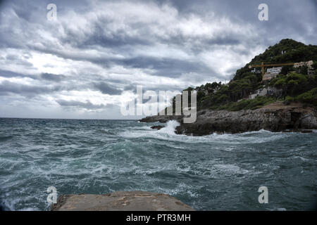 Europa Spagna Mallorca - una forte tempesta in oriente, di onde alte che ha colpito le coste Foto Stock