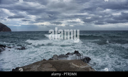 Europa Spagna Mallorca - una forte tempesta in oriente, di onde alte che ha colpito le coste Foto Stock