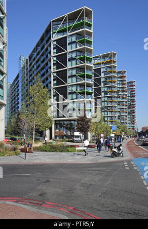 Il Riverlight sviluppo, Vauxhall, Londra. Riverside blocchi di appartamenti progettati da Rogers, Stirk, Porto & Partners. Vista da Nine Elms Lane. Foto Stock