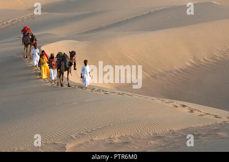 L'immagine di Rajasthani tradizionale. l uomo e la donna nelle dune di sabbia, Jaisalmer, Rajasthan, India