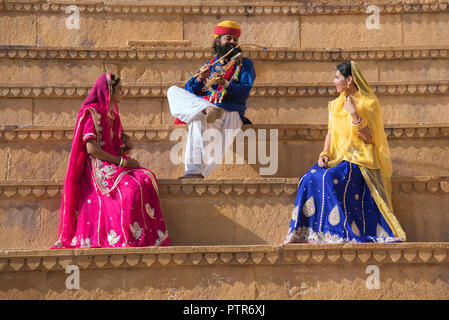 L'immagine di Rajasthani tradizionale. l uomo e la donna a Jaisalmer, Rajasthan, India Foto Stock