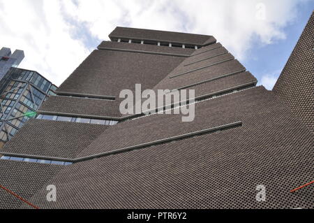 Edificio Blavatnik, Bankside, Londra. Struttura a piramide in mattoni rossi di reticolo pareti modellato, con una visione alta torre di Londra skyline.Ri Foto Stock