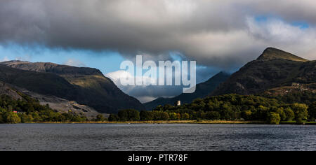 Il castello di Dolbadarn oltre un burrascoso Llyn Padarn, Snowdonia, Galles Foto Stock