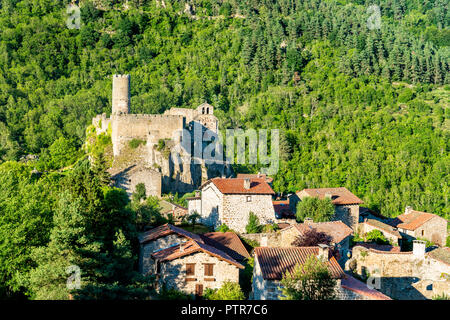 Vista del villaggio Chalencon con il suo castello. Francia Foto Stock
