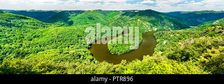 Meandro del Queuille sul fiume Sioule in Francia Foto Stock