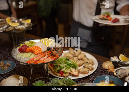 Close up di freschi frutti di mare del Mediterraneo sul ghiaccio. ristorante a buffet Foto Stock