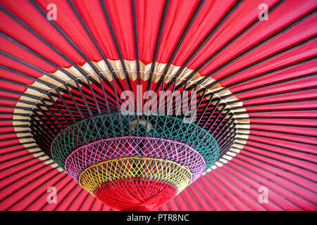 Giapponese tradizionale ombrellone rosso. Foto Stock