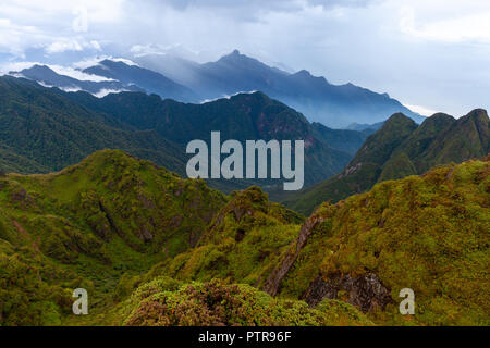 Splendida vista del terreno montuoso dal vertice del più alto picco di Indocina, il Monte Fansipan, Sapa, Lao Cai, Vietnam Foto Stock