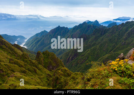 Splendida vista del terreno montuoso dal vertice del più alto picco di Indocina, il Monte Fansipan, Sapa, Lao Cai, Vietnam Foto Stock