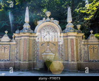 Antica fontana nel giardino della Quinta da Regaleira Foto Stock