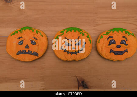 I cookie di Halloween a forma di zucca di emoticon. Vacanze di Halloween. Preparazione per la vacanza Foto Stock