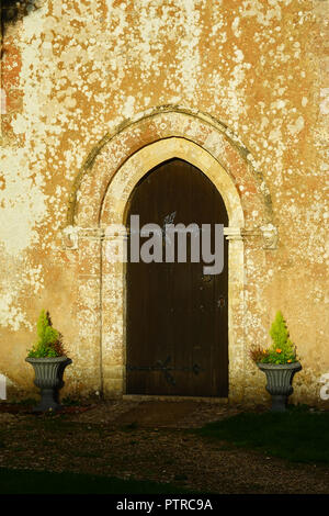 La porta della chiesa di St Nicholas, Steventon in serata sole Foto Stock