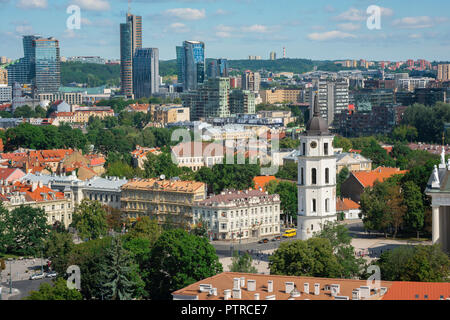 Vilnius cityscape, veduta aerea della città vecchia cattedrale area quadrata con gli edifici moderni del Snipiskes quartiere degli affari in distanza. Foto Stock