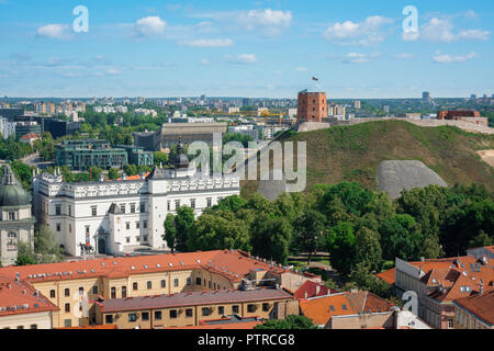 Vilnius Lituania, vista aerea attraverso i tetti della città vecchia di Vilnius verso il Palazzo dei Granduchi di Lituania Gediminas e collina. Foto Stock