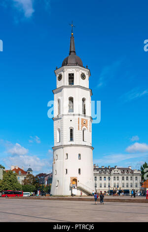 Campanile Vilnius, vista del panoramico 13 ° secolo 57m alto campanile bianco in Piazza della Cattedrale (Katedros aikste) Città Vecchia di Vilnius, Lituania Foto Stock
