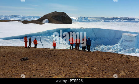 L'Antartide Marzo 23, 2016:Le persone, gli scienziati e i ricercatori sono sulla montagna di pietra. In prossimità della spiaggia dell'oceano e gli iceberg. Antartico. Foto Stock