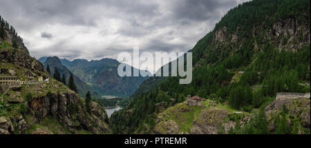 Il lago di Antrona e la città di Antronapiana come visto dalla diga di Campliccioli nel Parco Naturale di Alta Valle Antrona, Piemonte, Italia Foto Stock